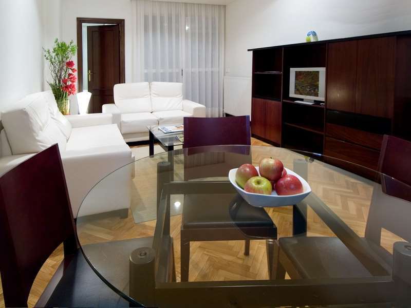 Apartamentos Mendebaldea Suites Pamplona Room photo